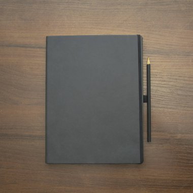 defter, defter ve kalem. siyah ve beyaz arkaplan