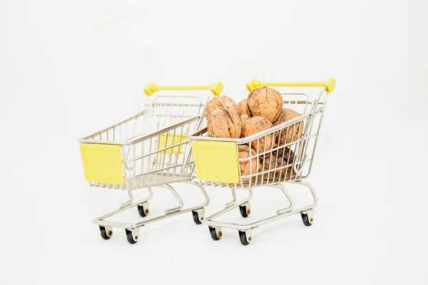ナッツや果物を使ったショッピングカート — ストック写真
