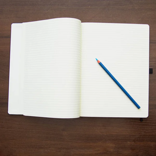 Zbliżenie Notebooku Długopis Drewnianym Stole — Zdjęcie stockowe