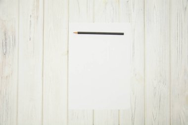 Tahta arka planda gölgesi olan boş beyaz kağıt