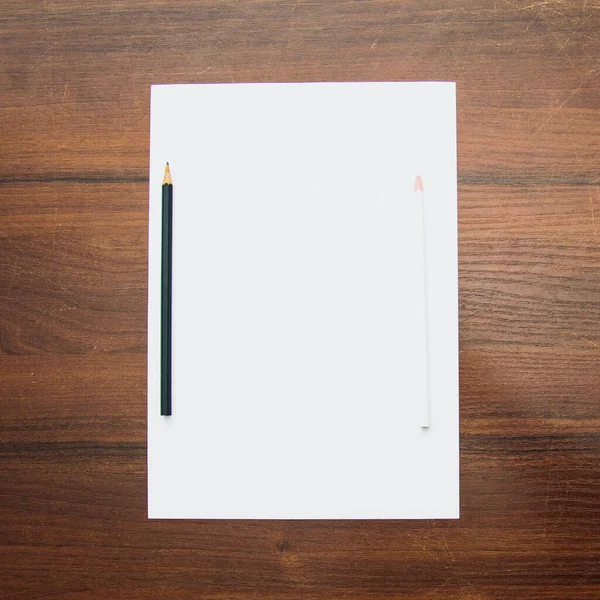 木の背景にペンとノートが書かれた空のノートパッド — ストック写真