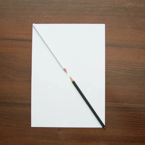 Biała Kartka Ołówka Długopis Starym Drewnianym Tle Widok Góry Układanie — Zdjęcie stockowe