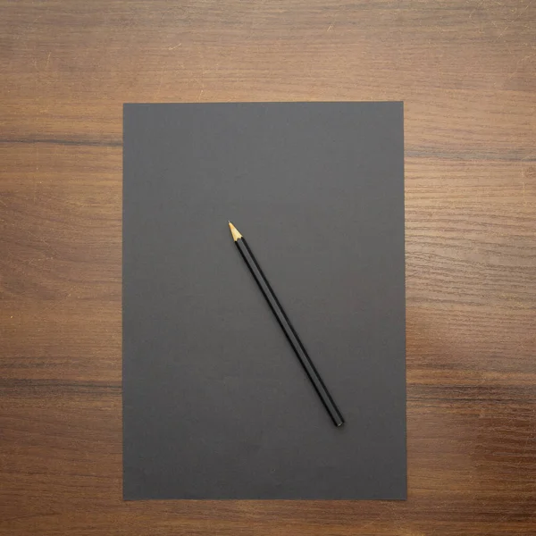 张空白的纸和铅笔木制背景 — 图库照片