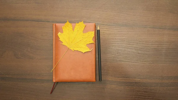Fundo Outono Com Bordo Vermelho Folhas Livro Lápis Sobre Mesa — Fotografia de Stock