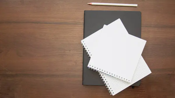 Λευκό Φύλλο Σημειωματάριο Και Στυλό Ξύλινο Φόντο Πάνω Προβολή Χώρο — Φωτογραφία Αρχείου
