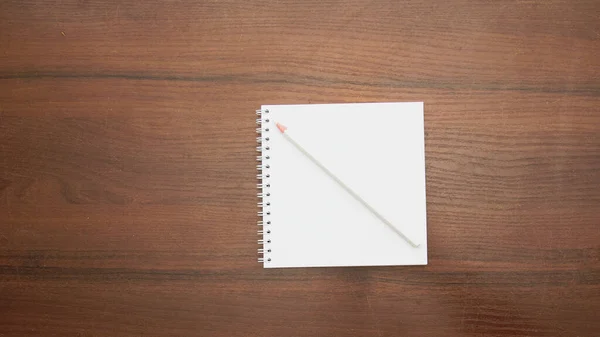 木製の背景にペン付きの空白のノート — ストック写真
