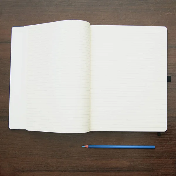 Páginas Branco Notebook Caneta Lápis Sobre Fundo Madeira — Fotografia de Stock