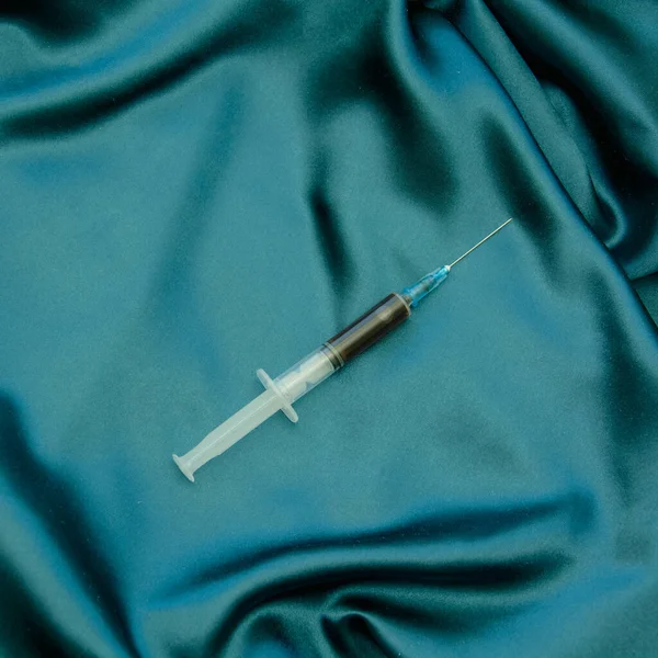 Sprøyte Med Medisinsk Injeksjon Blå Bakgrunn Vaksinasjon – stockfoto