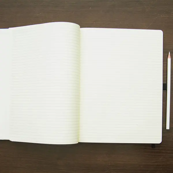 Κενό Βιβλίο Λευκές Σελίδες Για Κείμενό Σας Ξύλινο Φόντο — Φωτογραφία Αρχείου