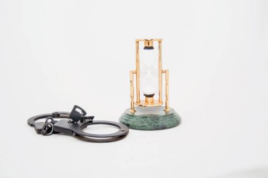 Beyaz arka planda bir çift metal kelepçe.