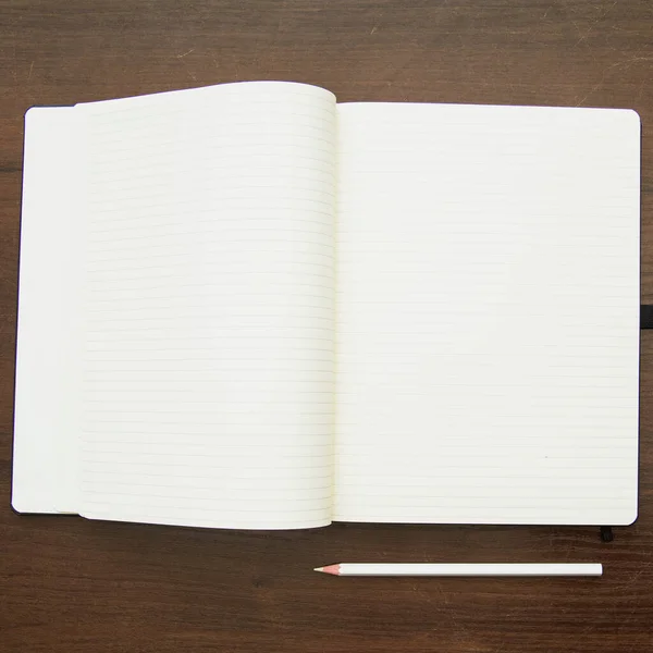 白いページ ノートパッド 木製の背景 — ストック写真