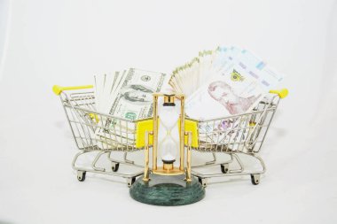 Para ve prangalar, güzel bir arka planda uyuşturucu.