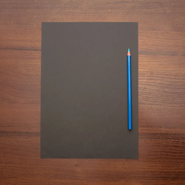 Ξύλινο Μολύβι Κενό Χαρτί Σημείωμα Και Λευκό Στυλό Καφέ Φόντο — Φωτογραφία Αρχείου