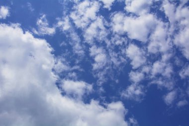 Mavi gökyüzü beyaz bulutlar sabah ile.