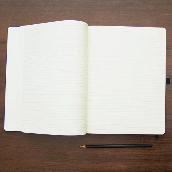 Notebook Lápis Branco Sobre Fundo Madeira — Fotografia de Stock