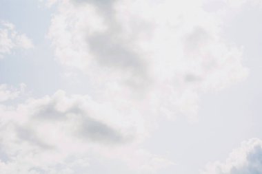 Mavi gökyüzünde güzel büyük bulutlar