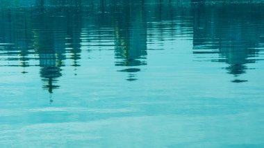 Yansımalı mavi su yüzeyi.