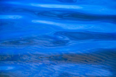 Dalgalanan dalgalar ve dalgalarla su yüzeyi