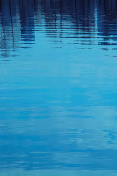 Mavi su yansımalı su yüzeyi.