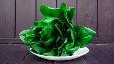 Ahşap bir masa üzerinde taze yeşil salata