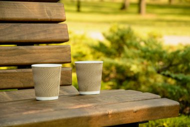 Tahta bankta bir fincan sıcak kahve.