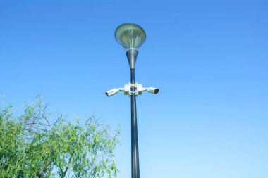 Mavi gökyüzünün arka planında sokak lambası