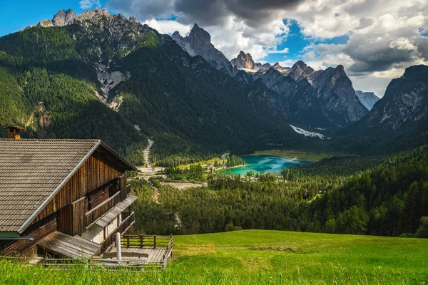 斜面にある木造家屋と美しいターコイズブルーのトブラチャーは 背景に湖 ドビアコ ドロマイト イタリア ヨーロッパを参照してください — ストック写真