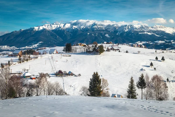 Ohromující Alpská Vesnice Fantastické Zimní Scenérie Zasněženými Horami Pozadí Vesnice — Stock fotografie