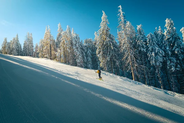 Langlaufen Besneeuwde Piste Skiër Met Rugzak Skitouren Besneeuwde Heuvel Karpaten — Stockfoto