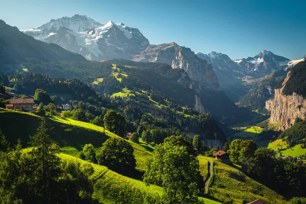 高滝と最も美しく 有名な高山渓谷の一つ ローターブルネン渓谷 スイス ヨーロッパと緑のフィールドと高い山 — ストック写真