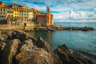 Tellaro, Lerici, Liguria, İtalya ve Avrupa 'da renkli deniz kenarlı binaları olan inanılmaz eski Akdeniz balıkçı köyü ve turistik yerleri