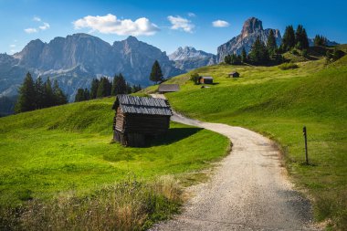 Meşhur Val Badia vadisi ahşap kulübeleri ve çarpıcı yeşil tarlaları olan Dolomitler, İtalya, Avrupa