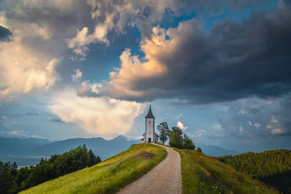 尾根上の小さな教会と農村風景 曇り空の風景とかわいい高山聖プリモス教会日没 ジャムニク村 スロベニア ヨーロッパ — ストック写真