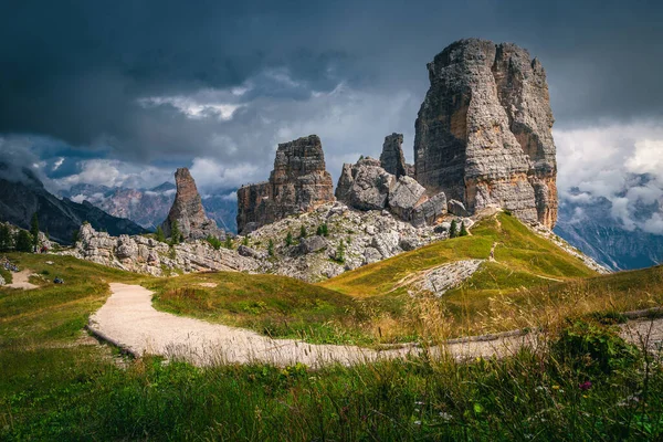 チンクトーリ岩層の周りの有名な広いハイキングコース ドロマイト イタリア ヨーロッパ — ストック写真