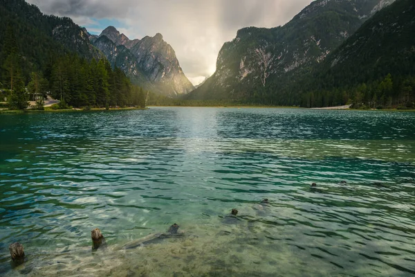 有名な山の湖とアルパイン夏の風景 トブラッハ湖と緑の森を見る日没 ドロミテ イタリアヨーロッパ ロイヤリティフリーのストック画像