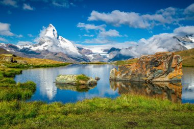 Dünyanın en güzel dağlarından biri olan Stellisee Gölü 'nden Matterhorn Manzarası Zermatt, Valais Kantonu, İsviçre, Avrupa