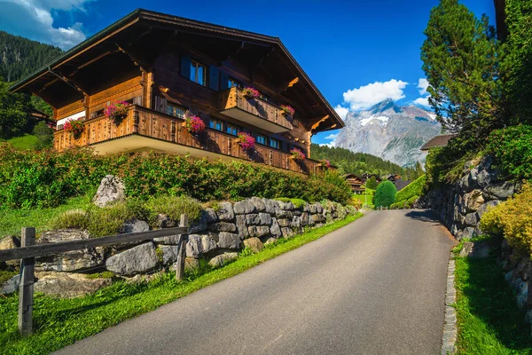 かわいい木造の家と素晴らしい高山の村 Grindelwald Bernese Oberland Switzerland Europeの素晴らしい通りの景色 ストックフォト