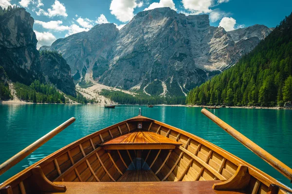 ドロミテの素晴らしい旅行と遠足の場所 木製ボートからの山と緑の森と素晴らしい景色 ブレイリーズ湖 ドロマイト イタリア ヨーロッパ — ストック写真