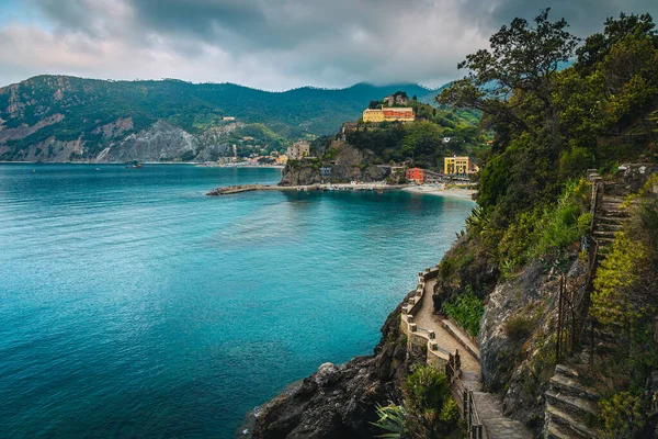 意大利利古里亚Cinque Terre远足小径上的五彩缤纷的冥想建筑构成了著名的蒙特罗索尔梅村庄景观 — 图库照片