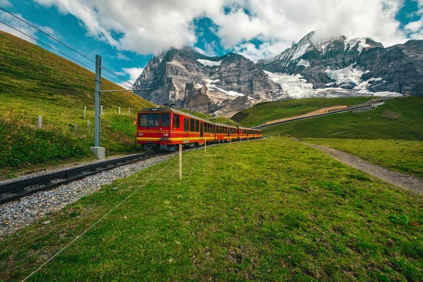 山地铁路与现代齿轮红色旅游列车在斜坡上 瑞士著名铁路 Jungfraujoch Kleine Scheidegg Grindelwald Bernese Oberland Switzerland Europe — 图库照片