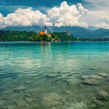 Küçük adada güzel bir kilise olan görkemli şeffaf temiz göl, Bled Gölü, Slovenya, Avrupa