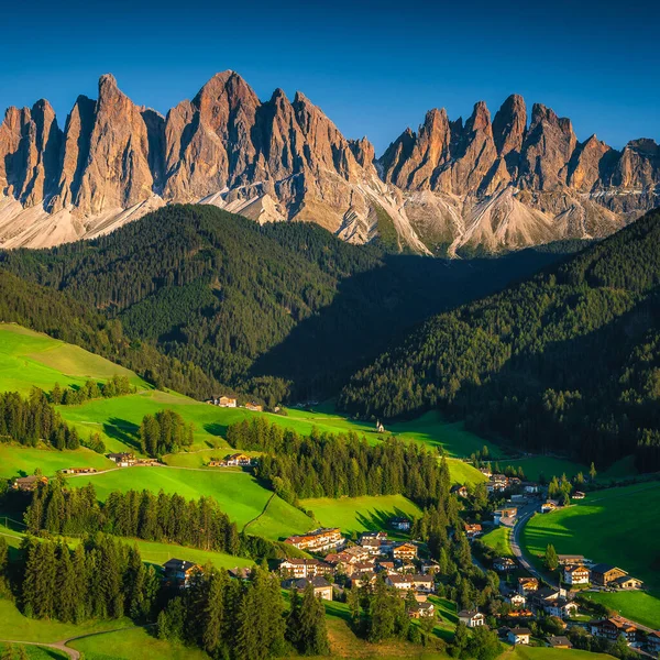 언덕에서 과아름다운 산들로 경치를 수있다 산등성이 목초지가 환상적 이탈리아 테스에 — 스톡 사진