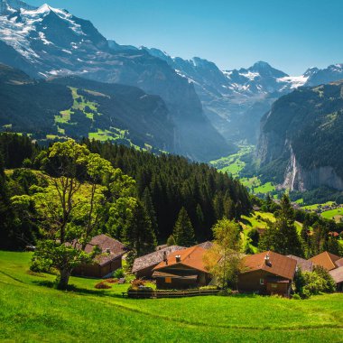 Alplerdeki yeşil yamaçtaki evler inanılmaz manzaralı, Lauterbrunnen vadisi, Wengen, Bernese Oberland, İsviçre, Avrupa