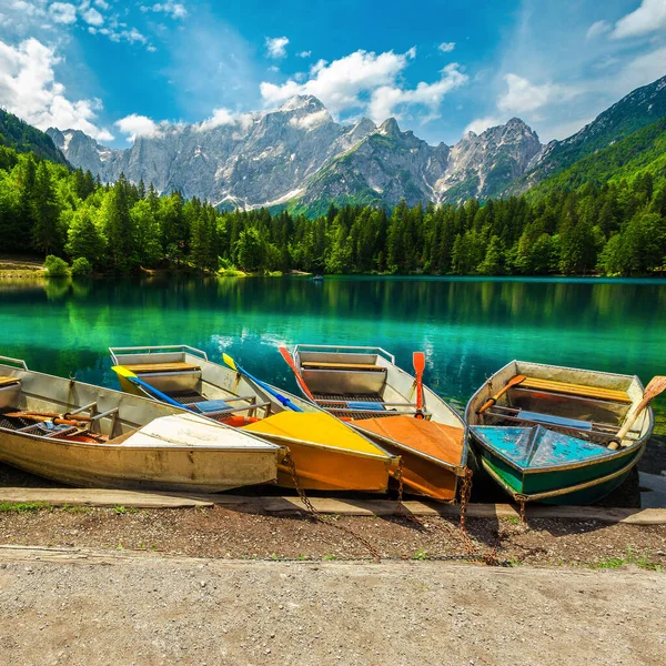 Posto Incredibile Con Barche Remi Colorati Sul Lago Fusine Belle — Foto Stock