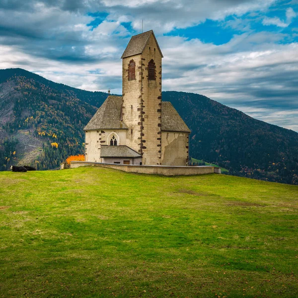 緑の牧草地にある聖ヤコブ教会 San Giacomo ファネス谷 ドロミテ イタリア ヨーロッパのサンタ マダレナ村の近くに 背景に山の尾根を持つ古い教会 — ストック写真