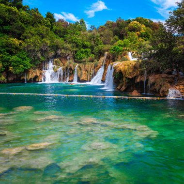 İnanılmaz şelaleleri ve şeffaf temiz gölü, Krka Ulusal Parkı, Skradin, Dalmaçya, Hırvatistan, Avrupa