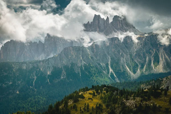 Ομιχλώδεις Σχηματισμοί Βράχων Μια Βροχερή Μέρα Στους Δολομίτες Ιταλία Ευρώπη — Φωτογραφία Αρχείου