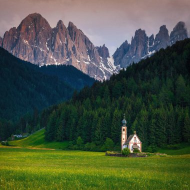 Büyük seyahat yeri, küçük St. Johann kilisesi günbatımında yüksek dağlar, Funes vadisi, Santa Maddalena köyü, Dolomitler, İtalya, Avrupa