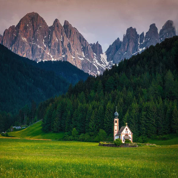 大旅行地点 小圣约翰教堂在绿地和高山上落日 芬尼斯山谷 Santa Maddalena村 意大利多洛美地 — 图库照片