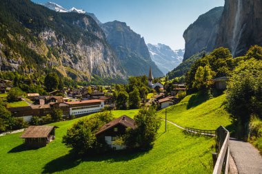 Lauterbrunnen vadisinin en güzel dağlık köylerinden biri. Arka planda yüksek uçurumlar ve şelaleler var. Lauterbrunnen, Bernese Oberland, İsviçre, Avrupa.